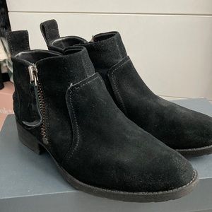 UGG Women Aereo Ankle Boot (suede)